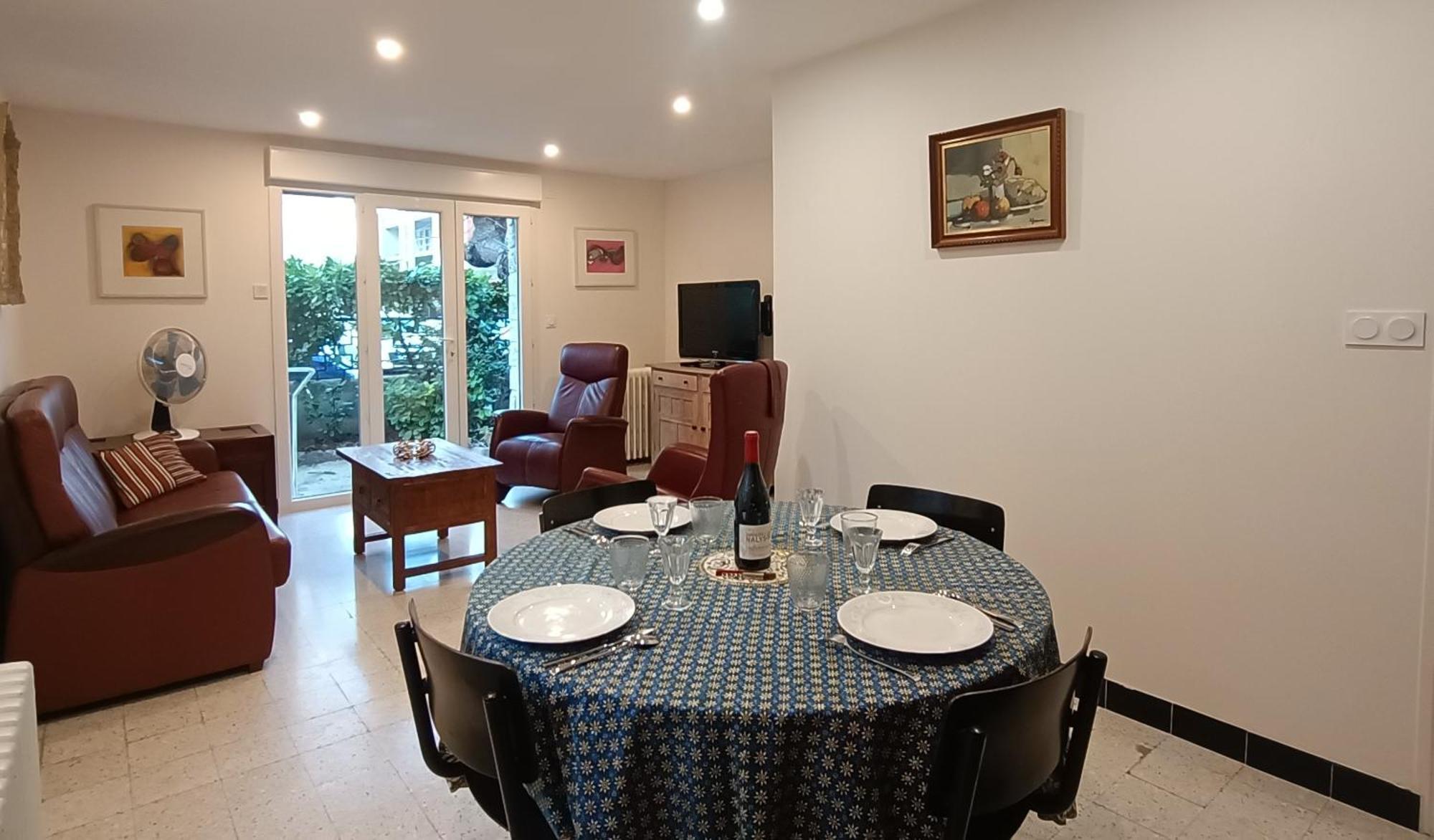 Grand Appartement, 2 Chambres Et Jardin Ним Екстериор снимка