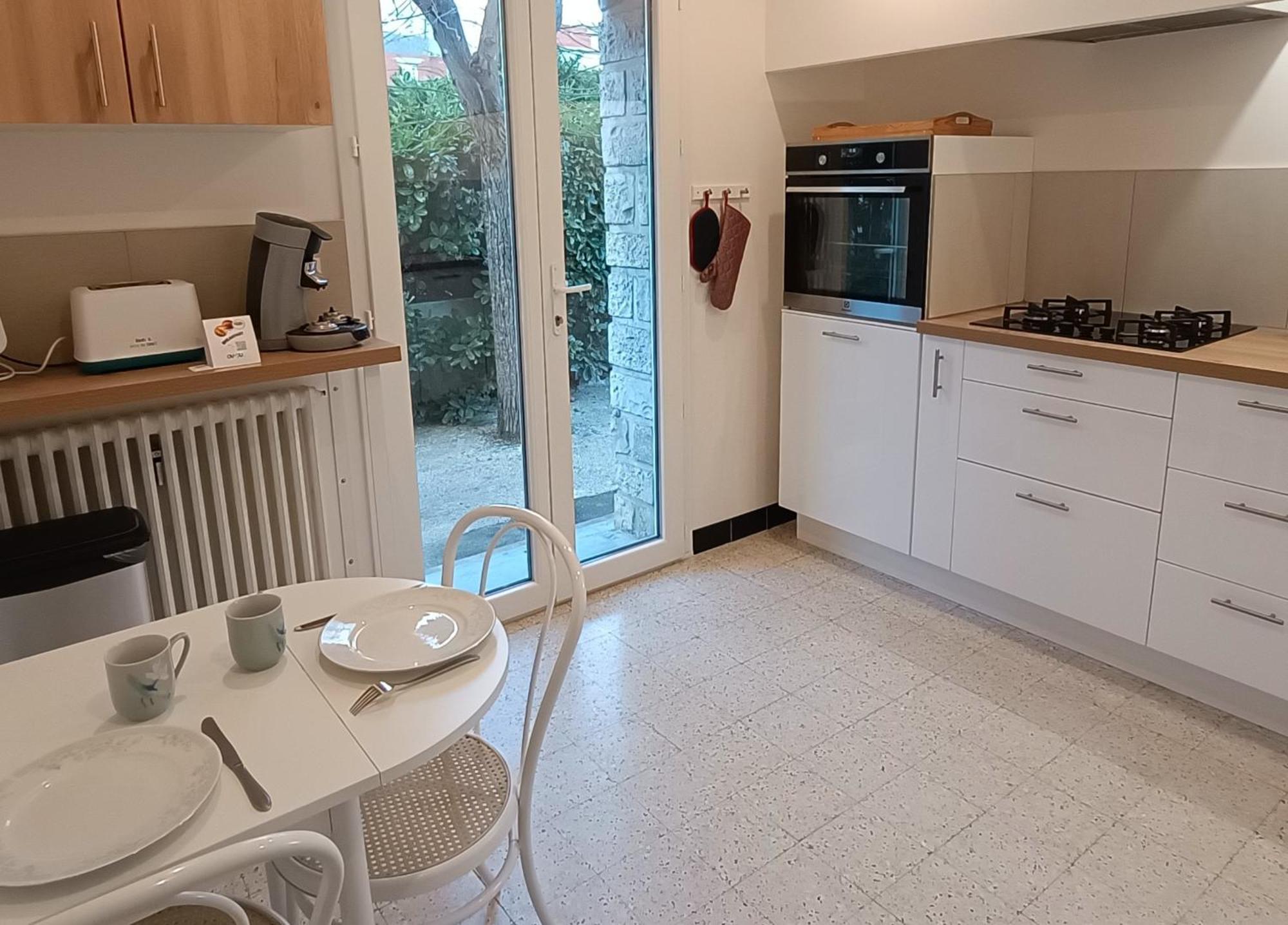 Grand Appartement, 2 Chambres Et Jardin Ним Екстериор снимка